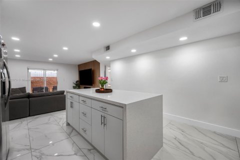 Condo in Hialeah, Florida, 2 bedrooms  № 1948093 - photo 7