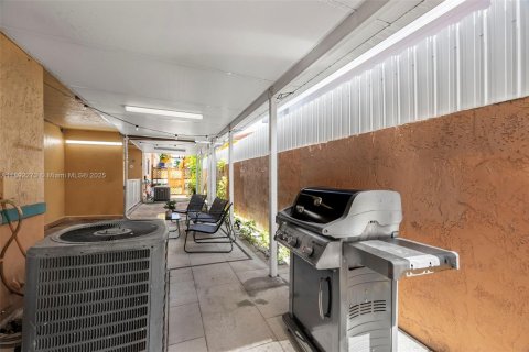 Condo in Hialeah, Florida, 2 bedrooms  № 1948093 - photo 26