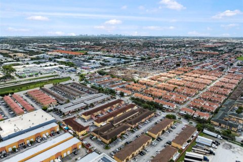 Condo in Hialeah, Florida, 2 bedrooms  № 1948093 - photo 21