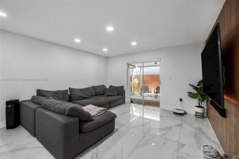 Condo in Hialeah, Florida, 2 bedrooms  № 1948093 - photo 13