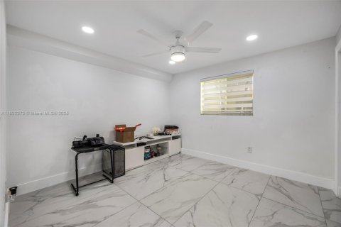 Condo in Hialeah, Florida, 2 bedrooms  № 1948093 - photo 20