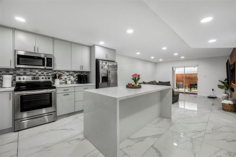 Condo in Hialeah, Florida, 2 bedrooms  № 1948093 - photo 8