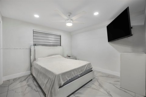 Condo in Hialeah, Florida, 2 bedrooms  № 1948093 - photo 16