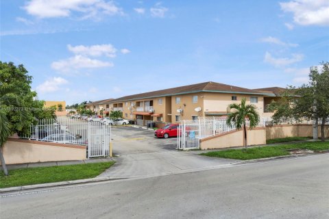 Condo in Hialeah, Florida, 2 bedrooms  № 1948093 - photo 1
