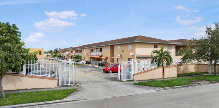 Condo in Hialeah, Florida, 2 bedrooms  № 1948093