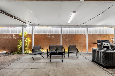 Condo in Hialeah, Florida, 2 bedrooms  № 1948093 - photo 23