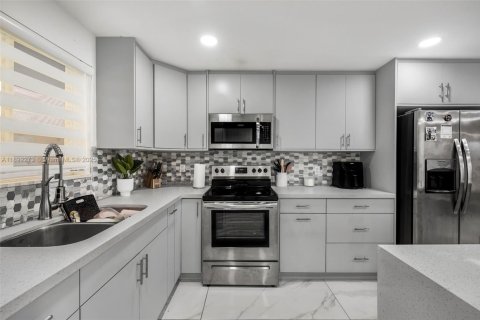 Condo in Hialeah, Florida, 2 bedrooms  № 1948093 - photo 9