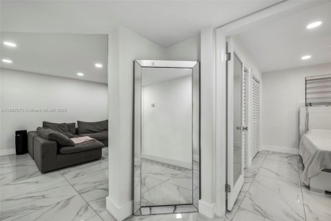 Condo in Hialeah, Florida, 2 bedrooms  № 1948093 - photo 15