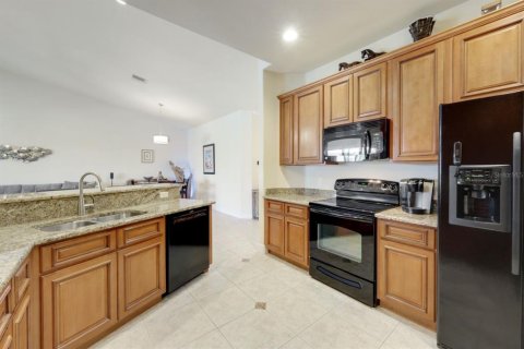 Condo in Cape Coral, Florida, 2 bedrooms  № 1546145 - photo 15