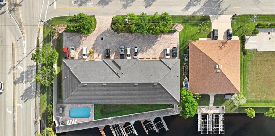 Condo in Cape Coral, Florida, 2 bedrooms № 1546145