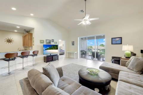 Condo in Cape Coral, Florida, 2 bedrooms  № 1546145 - photo 4