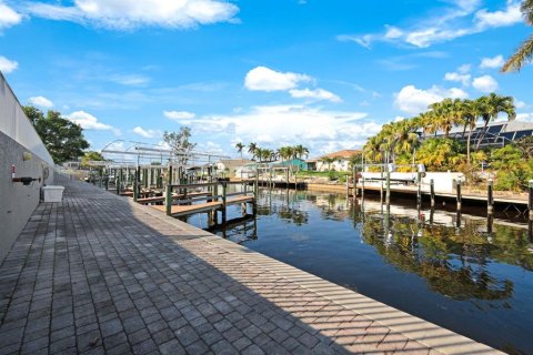 Condo in Cape Coral, Florida, 2 bedrooms  № 1546145 - photo 9