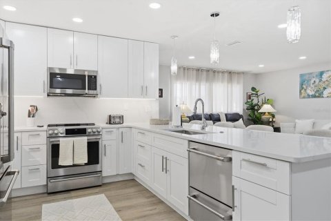 House in Sarasota, Florida 3 bedrooms, 186.92 sq.m. № 2234182 - photo 5