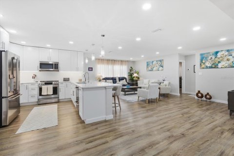 House in Sarasota, Florida 3 bedrooms, 186.92 sq.m. № 2234182 - photo 4