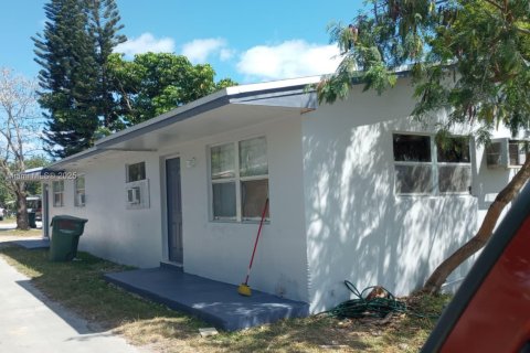 House in Homestead, Florida 2 bedrooms, 145.48 sq.m. № 1895760 - photo 1
