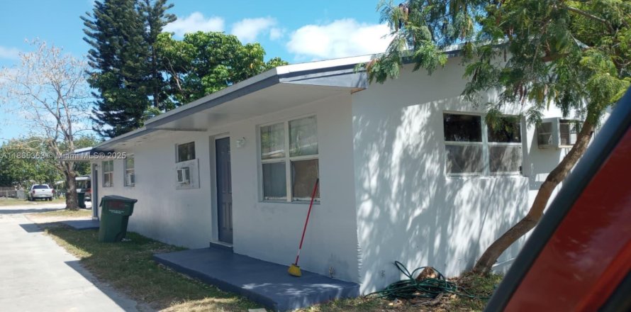 House in Homestead, Florida 2 bedrooms, 145.48 sq.m. № 1895760