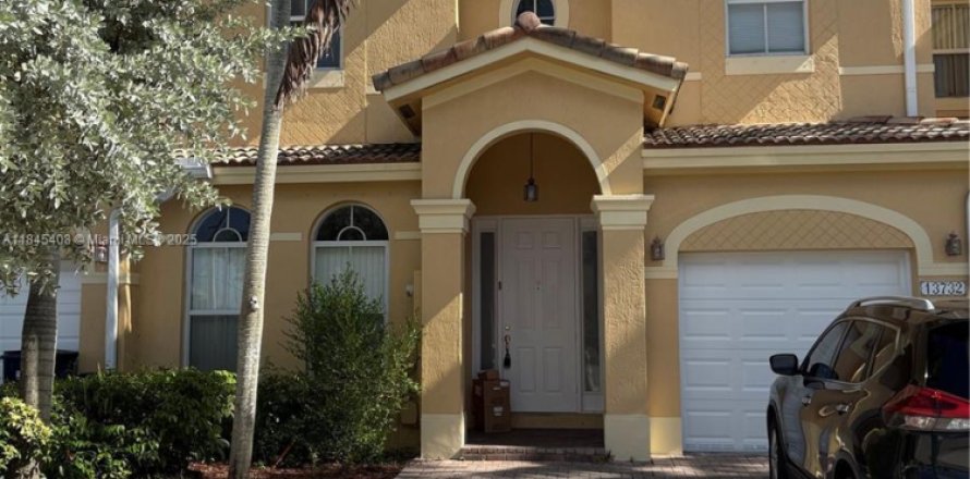 Touwnhouse à Miami, Floride 4 chambres, 195.28 m2 № 1842704