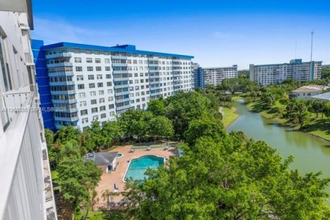 Condo in Hollywood, Florida, 2 bedrooms  № 2028137 - photo 21