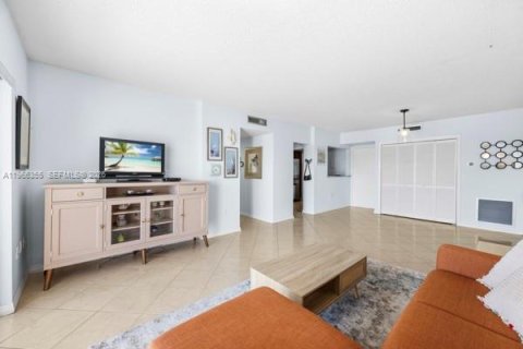 Condo in Hollywood, Florida, 2 bedrooms  № 2028137 - photo 5