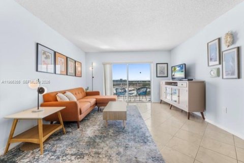 Condo in Hollywood, Florida, 2 bedrooms  № 2028137 - photo 6