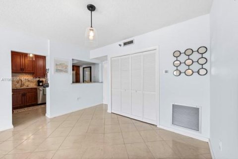 Condo in Hollywood, Florida, 2 bedrooms  № 2028137 - photo 10