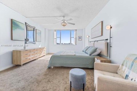 Condo in Hollywood, Florida, 2 bedrooms  № 2028137 - photo 12