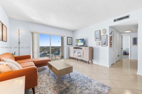 Condo in Hollywood, Florida, 2 bedrooms  № 2028137 - photo 3