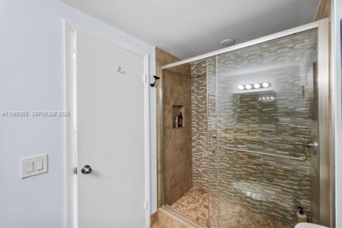 Condo in Hollywood, Florida, 2 bedrooms  № 2028137 - photo 16