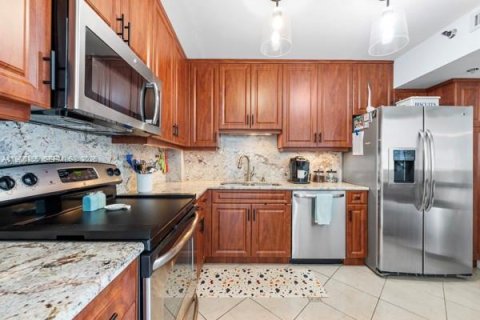 Condo in Hollywood, Florida, 2 bedrooms  № 2028137 - photo 7