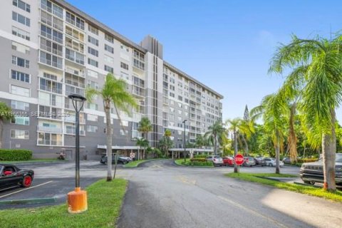 Condo in Hollywood, Florida, 2 bedrooms  № 2028137 - photo 23