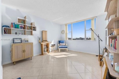 Condo in Hollywood, Florida, 2 bedrooms  № 2028137 - photo 18