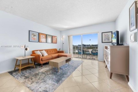 Condo in Hollywood, Florida, 2 bedrooms  № 2028137 - photo 4