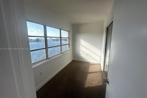 Condo in Miami, Florida, 1 bedroom  № 1702757 - photo 4