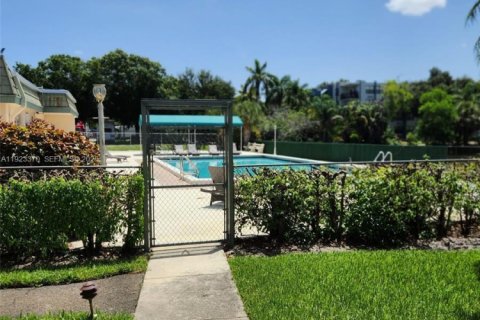 Купить кондоминиум в Холливуд, Флорида 2 спальни, 105.07м2, № 1977355 - фото 1