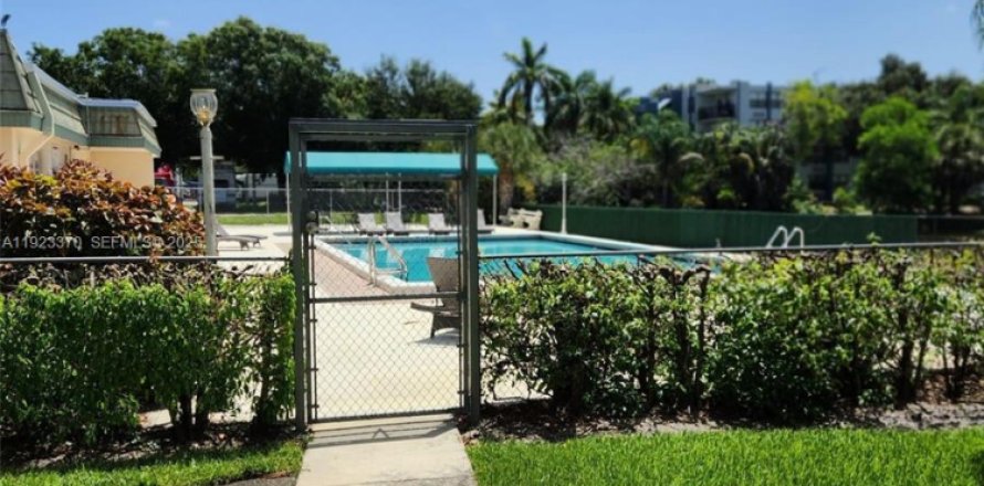 Кондоминиум с 2 спальнями в Холливуд, Флорида № 1977355