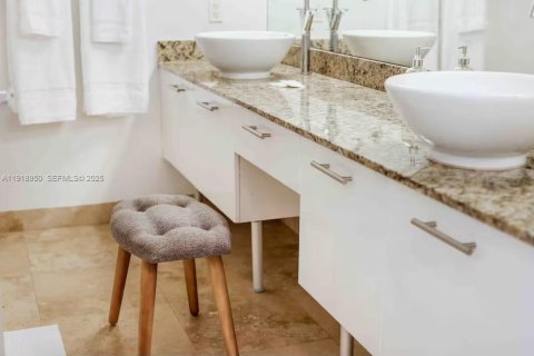 Condominio en alquiler en Miami, Florida, 2 dormitorios, 130.25 m2 № 1973312 - foto 23