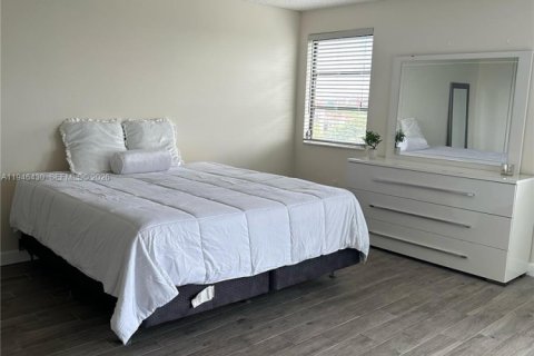 Condo in Pompano Beach, Florida, 2 bedrooms  № 2002767 - photo 23