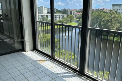 Condo in Pompano Beach, Florida, 2 bedrooms  № 2002767 - photo 18