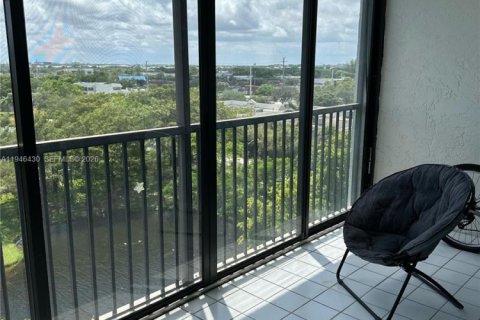 Condo in Pompano Beach, Florida, 2 bedrooms  № 2002767 - photo 16