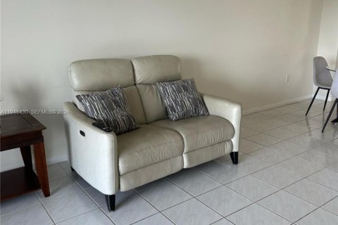 Condo in Pompano Beach, Florida, 2 bedrooms  № 2002767 - photo 6