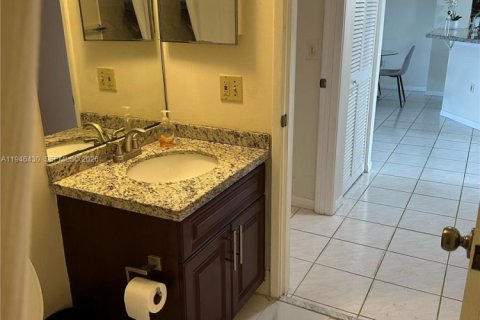 Condo in Pompano Beach, Florida, 2 bedrooms  № 2002767 - photo 3