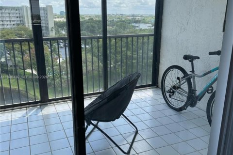 Condo in Pompano Beach, Florida, 2 bedrooms  № 2002767 - photo 9