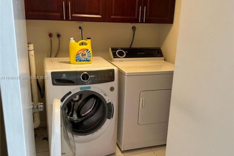 Condo in Pompano Beach, Florida, 2 bedrooms  № 2002767 - photo 5