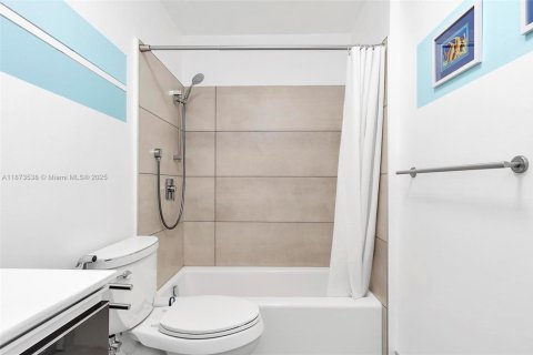 Condo in Miami, Florida, 2 bedrooms  № 1925553 - photo 25