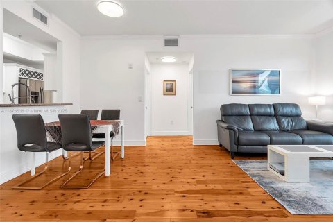 Condo in Miami, Florida, 2 bedrooms  № 1925553 - photo 13