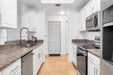 Condo in Miami, Florida, 2 bedrooms  № 1925553 - photo 8