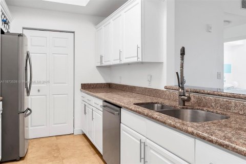 Condo in Miami, Florida, 2 bedrooms  № 1925553 - photo 7