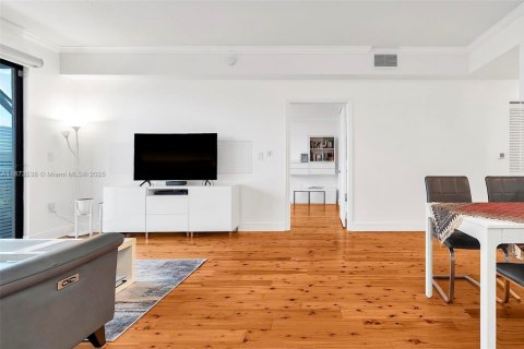 Condo in Miami, Florida, 2 bedrooms  № 1925553 - photo 15