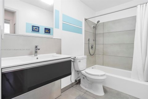 Condo in Miami, Florida, 2 bedrooms  № 1925553 - photo 24