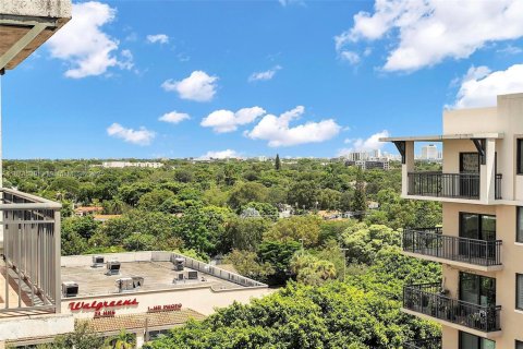 Condo in Miami, Florida, 2 bedrooms  № 1925553 - photo 1